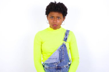 Kaşlarını çatan genç bir kadın bir şeyden rahatsız oluyor..