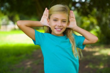 - Evet. Sanırım ben söyledim! Portreyi kapat güzel kız. Ağzını aç, avuç içini aç. Büyük gözlerle kameraya bak..