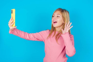 Güzel kız modern cep telefonunu tutuyor ve 