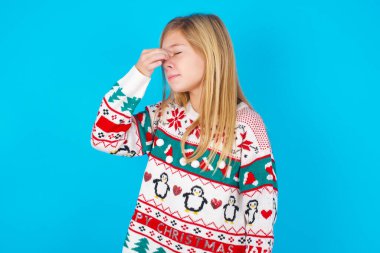 Çok üzgün, güzel bir kız burnuna dokunuyor, ağlamak istiyor, stresli bir ilişkisi var ya da işle ilgili sorunları var.