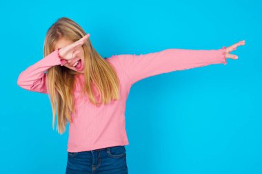 Güzel bir kızın fotoğrafı. Disko figürleri.