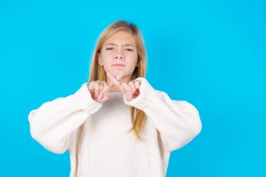 Güzel bir kız reddedilirken kızgın bir ifade takınır..