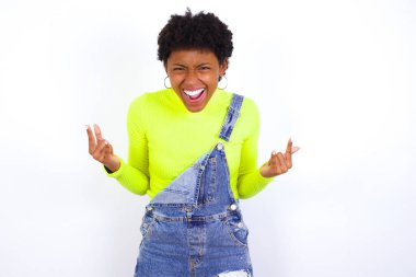 Bu dünyayı sallamak için doğmuşum. Kısa saçlı neşeli bir Amerikalı kadın beyaz duvarlara karşı kot pantolon giyip yüksek sesle bağırıyor ve kollarını kaldırarak ya da taş gibi hareketlerle gösteriyor..