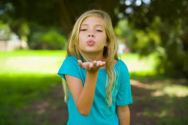 Профиль Улыбающейся Красивой Девушки Поцелуем Парке — стоковое фото