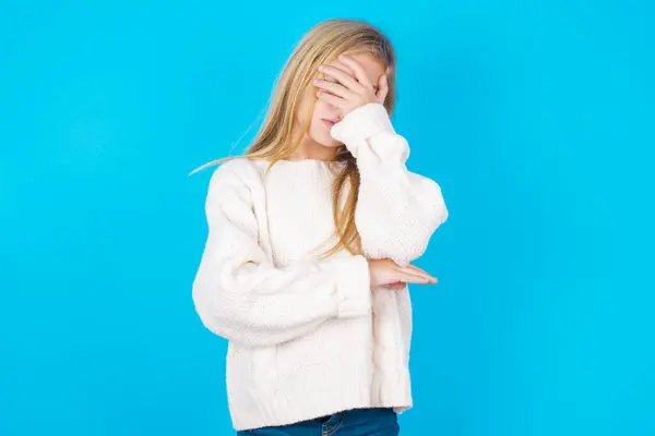 Pretty Girl Making Facepalm Gesture While Smiling Amazed Stupid Situation — Stock Photo, Image