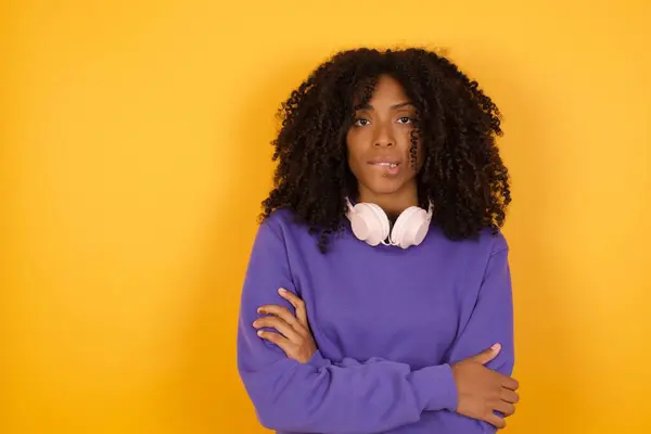 Portret Młodej Ekspresyjnej Afrykańskiej Kobiety Słuchawkami Żółtym Tle — Zdjęcie stockowe