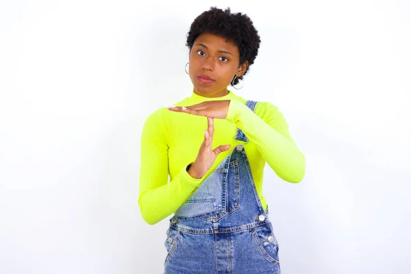 Afroamerikanerin Mit Kurzen Haaren Trägt Jeans Gegen Weiße Wand Fühlt — Stockfoto