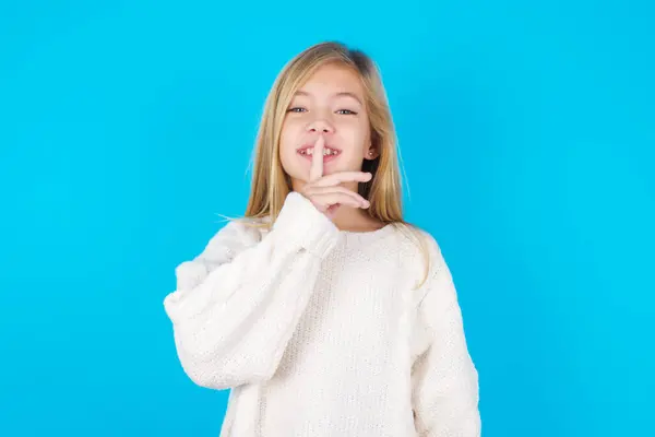 Lächelndes Hübsches Mädchen Macht Shush Geste Hält Vorderen Finger Über — Stockfoto