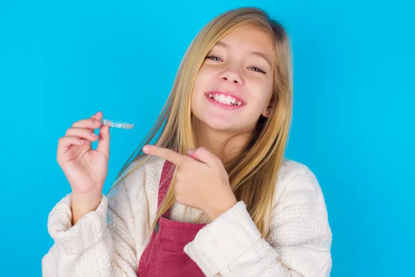 Mooi Meisje Met Een Onzichtbare Uitlijning Wijzen Naar Het Tandheelkundige — Stockfoto