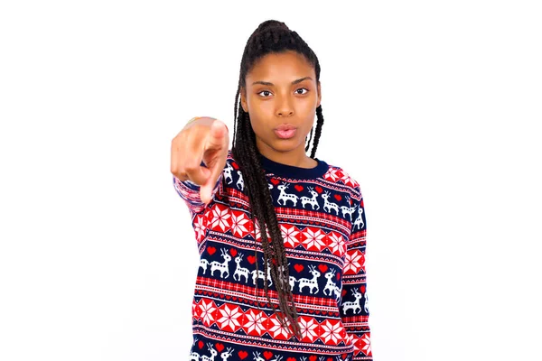 Fröhliche Afroamerikanerin Weihnachtspullover Vor Weißer Wand Zeigt Glücklich Auf Dich — Stockfoto