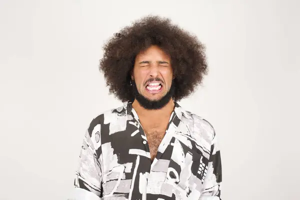 Portrét Pohledné Mladé Expresivní Smíšené Rasy Muž Kudrnaté Vlasy Izolované — Stock fotografie