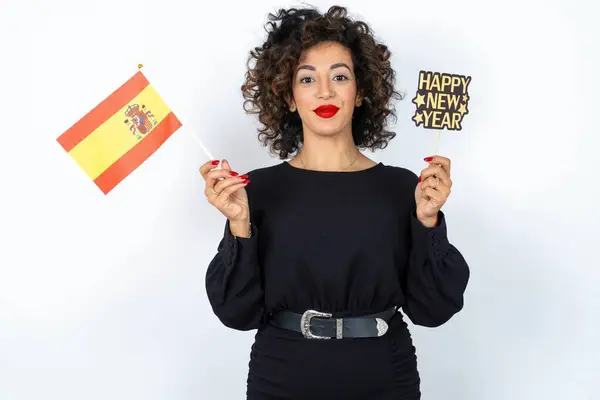Jonge Mooie Vrouw Met Krullend Haar Zwarte Jurk Spaanse Vlag — Stockfoto