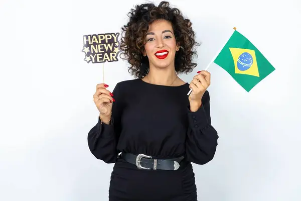 Młoda Piękna Kobieta Kręconymi Włosami Czarnej Sukience Flaga Brazylii Szczęśliwy — Zdjęcie stockowe