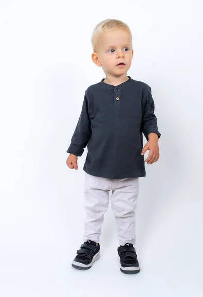 Plan Studio Garçon Blond Heureux Enfant Portant Shirt Noir Pantalon Images De Stock Libres De Droits