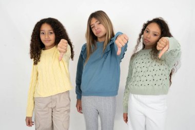 Üç genç kız kızgın, sinirli, hayal kırıklığına uğramış ya da hoşnutsuz hissediyorlar.