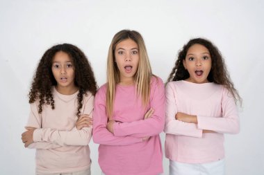 Üç genç kızın ağzını açık tutması çok utanç verici. İnanılmaz bir yenilik duyuyor sersemlemiş gibi bakıyor.