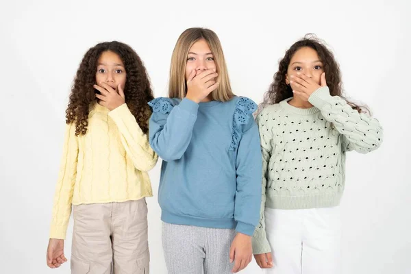 Emocionální Tři Dospívající Dívky Zalapají Dechu Úžasem Zakryjí Otevřená Ústa — Stock fotografie