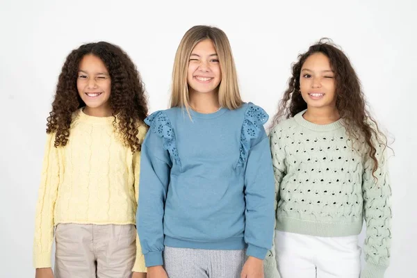 Coqueta Tres Chicas Adolescentes Sonriendo Felizmente Parpadeando Cámara Una Manera — Foto de Stock