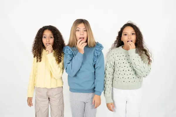 Nervózní Zmatený Tři Dospívající Dívky Otevře Ústa Překvapení Reaguje Náhlé — Stock fotografie
