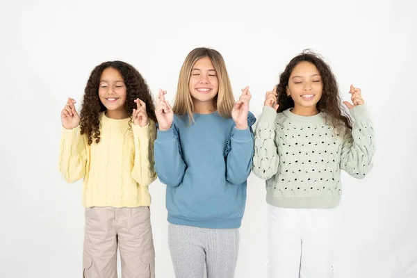Drie Tienermeisjes Heeft Grote Hoop Kruist Vingers Gelooft Geluk Glimlacht — Stockfoto