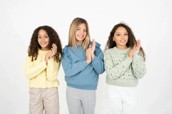 Tři Dospívající Dívky Tleskající Tleskající Šťastné Radostné Usmívající Hrdé Ruce — Stock fotografie