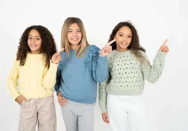 Tres Adolescentes Niñas Mirando Cámara Que Indica Dedo Vacío Espacio —  Fotos de Stock