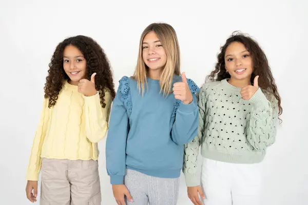 Drei Jugendliche Mädchen Mit Glücklichen Daumen Nach Oben Geste Mit — Stockfoto