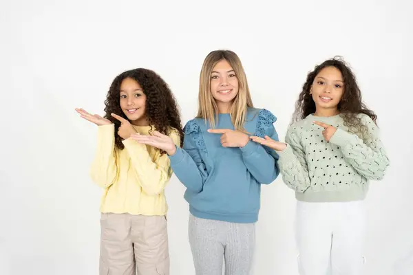 Mothree Teen Girls Δείχνοντας Και Κρατώντας Χέρι Δείχνει Διαφημίσεις — Φωτογραφία Αρχείου