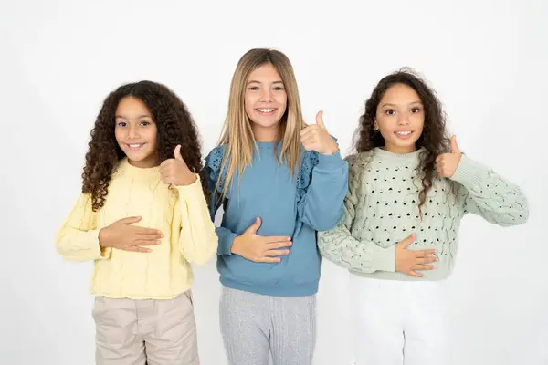 Drei Teenager Mädchen Glücklich Positives Lächeln Hände Auf Bauch Zeigen — Stockfoto