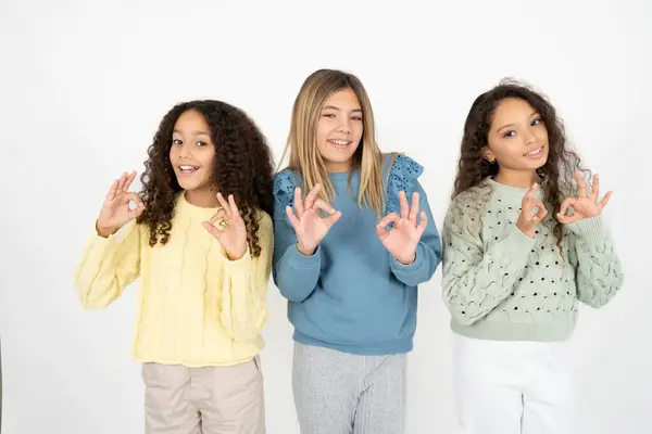 Tres Chicas Adolescentes Mostrando Ambas Manos Con Los Dedos Signo —  Fotos de Stock