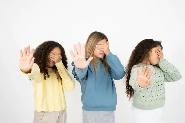 Tři Puberťačky Zakryjí Oči Dlaní Dělají Stop Gesto Snaží Přede — Stock fotografie