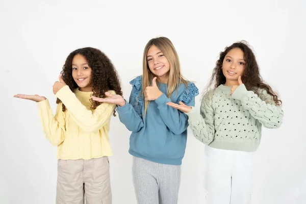 Tři Dospívající Dívky Ukazuje Dlaň Ruku Dělá Pořádku Gesto Palci — Stock fotografie
