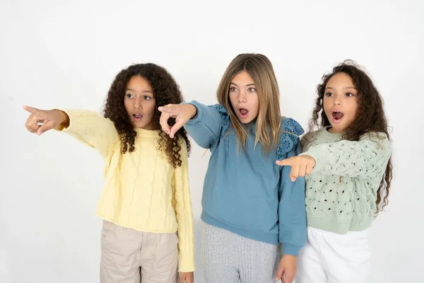 Tres Chicas Adolescentes Señalando Con Dedo Sorprendido Por Delante Boca —  Fotos de Stock