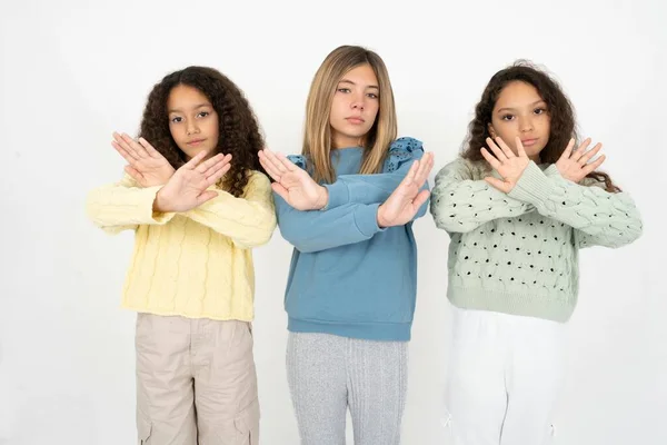Tři Dospívající Dívky Mají Odmítavý Výraz Zkřížené Ruce Dlaně Dělá — Stock fotografie