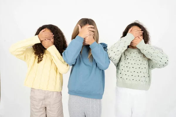 3人のティーンエイジャーの少女が手で目と口を覆い ショックを受けた 感情を隠す — ストック写真