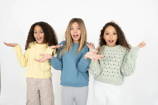 Три Девочки Подростки Празднуют Сумасшествие Удивляются Успеху Поднятыми Руками Открытыми — стоковое фото