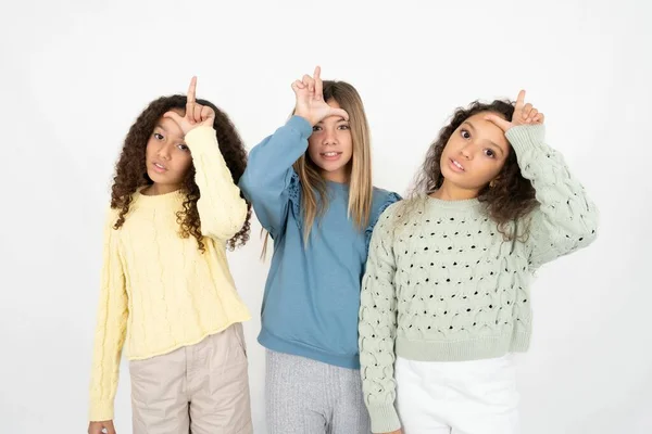 Três Adolescentes Meninas Zombando Pessoas Com Dedos Testa Fazendo Gesto — Fotografia de Stock