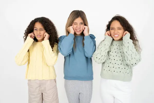 Tři Puberťačky Zakrývaly Uši Rozzlobeným Výrazem Aby Zaslechly Hluk Hlasité — Stock fotografie