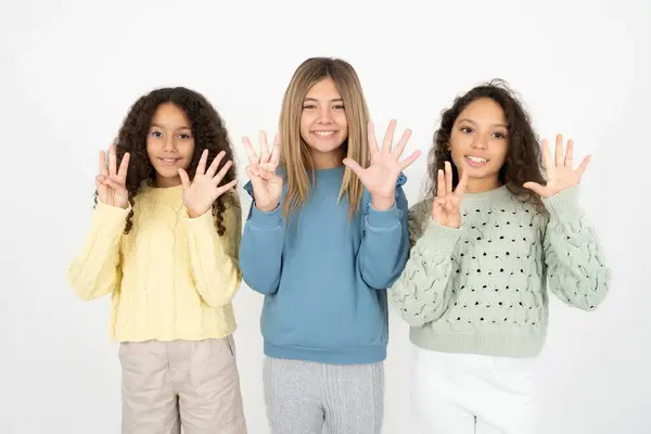 Tres Chicas Adolescentes Mostrando Apuntando Hacia Arriba Con Los Dedos —  Fotos de Stock