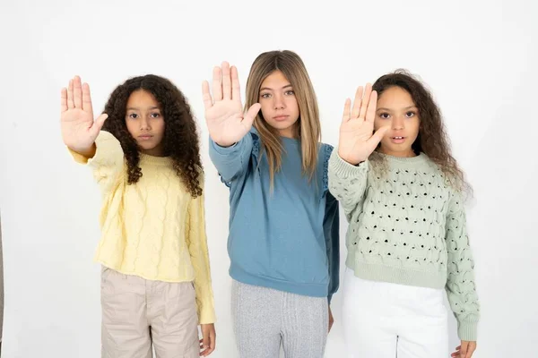 Tři Puberťačky Přestanou Zpívat Dlaní Ruce Varovný Výraz Negativním Vážným — Stock fotografie