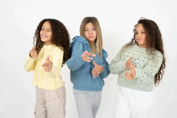 Alegre Tres Chicas Adolescentes Guiño Señala Los Dedos Índice Cámara —  Fotos de Stock
