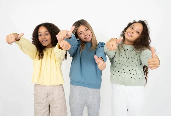 Tres Chicas Adolescentes Aprobando Hacer Gesto Positivo Con Mano Pulgares —  Fotos de Stock