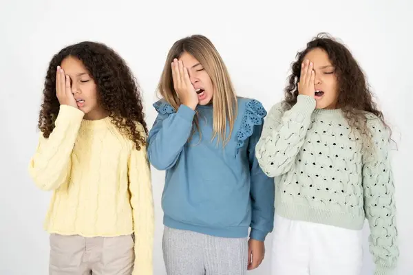 Tři Dospívající Dívky Unaveně Zírající Zakrývající Půlku Obličeje Oči Ústa — Stock fotografie