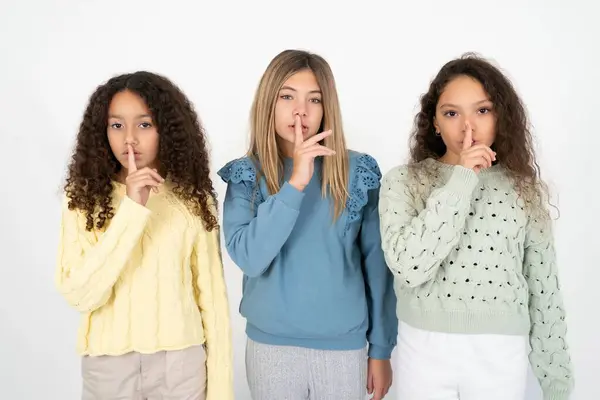 3人のティーンエイジャーの女の子は沈黙のジェスチャーを作り 唇の上に指を保ちます 沈黙と秘密の概念 — ストック写真