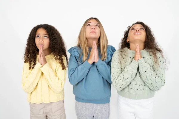 Tres Chicas Adolescentes Mendigando Orando Con Las Manos Juntas Con — Foto de Stock
