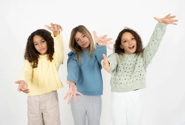 Tres Chicas Adolescentes Mirando Cámara Sonriendo Con Los Brazos Abiertos —  Fotos de Stock