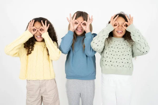 Drie Tienermeisjes Die Een Goed Gebaar Maken Zoals Een Verrekijker — Stockfoto