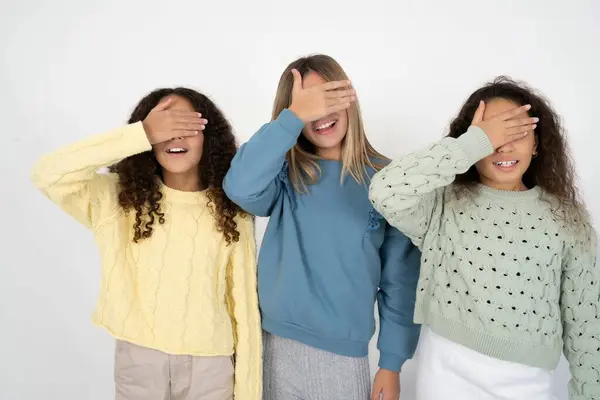 3人のティーンエイジャーの女の子が笑顔で笑い 顔を覆う目を驚かせました ブラインドコンセプト — ストック写真