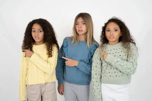 Tři Dospívající Dívky Ukazující Stranou Ustaraný Nervózní Ukazováčkem Obavy Překvapení — Stock fotografie
