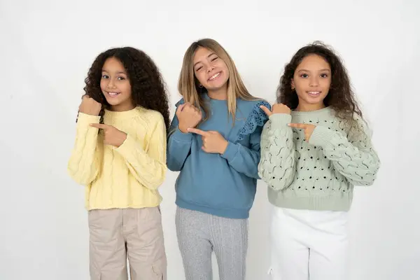 Tres Chicas Adolescentes Prisa Apuntando Reloj Pulsera Impaciencia Mirando Cámara —  Fotos de Stock